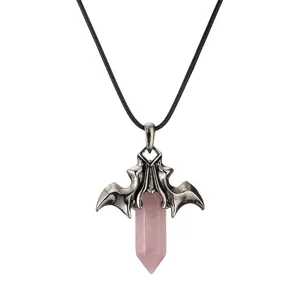 Pendente gotico a pipistrello con cristallo rosa esagonale su cordino nero