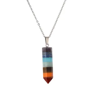 Collier avec pendentif cristal hexagonal coloré et chaîne argentée sur fond blanc