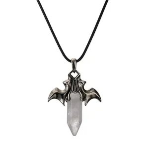 Collana gotica con ali di pipistrello e cristallo esagonale bianco su cordino nero