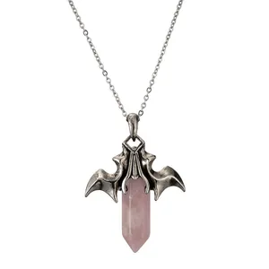 Collana gotica con ali di pipistrello e ciondolo esagonale in cristallo rosa stile vintage