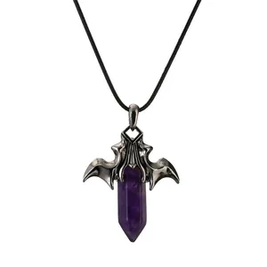 Pendaglio pipistrello gotico vintage con cristallo esagonale viola e cordino nero