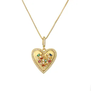 Collana con ciondolo a cuore dorato con zirconi colorati e cristalli bianchi lucidi