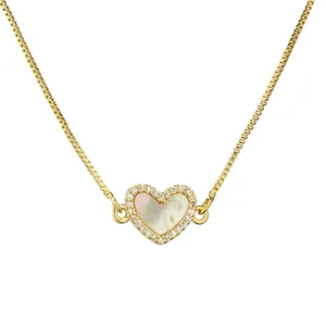 Elegante collana con ciondolo a cuore in oro con madreperla bianca e zirconi