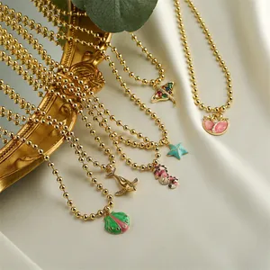 Collares de cuentas bañados en oro con colgantes esmaltados de criaturas marinas