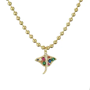 Collar con colgante de raya dorada y gemas coloridas en cadena de bolas