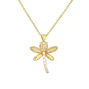 Elegante collana a libellula dorata con zirconi bianchi brillanti e perle bianche sul ciondolo