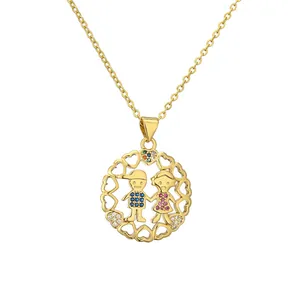 Collier doré avec pendentif ajouré en forme de cœur et figurines en zircon coloré