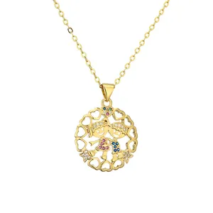 Collier doré avec pendentif rond représentant un garçon et une fille sertis de zircons
