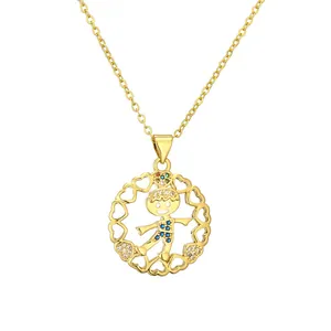 Collier doré avec pendentif ajouré en cœur, figurine de garçon cartoon et zircons