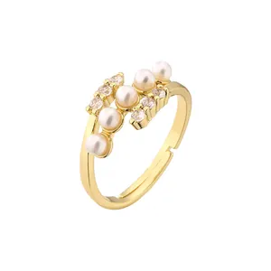 Bague dorée ajustable ornée de cinq perles blanches et d'accents en zircon brillant