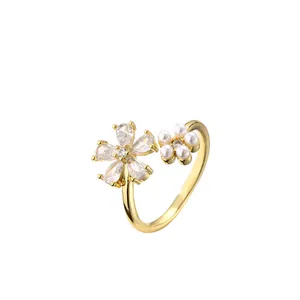 Bague ouverte dorée avec motif floral en zircon poire et perles blanches