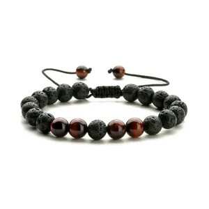 Bracelet ajustable en œil de tigre 8mm et pierre de lave pour couples sur fond blanc