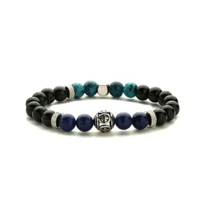 Bracelet perlé avec croix en pierre naturelle oeil de tigre et turquoise sur fond blanc