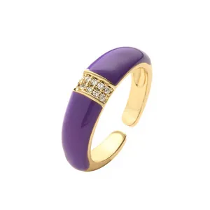Anillo ajustable bañado en oro de 18K con esmalte morado y detalles de circonita