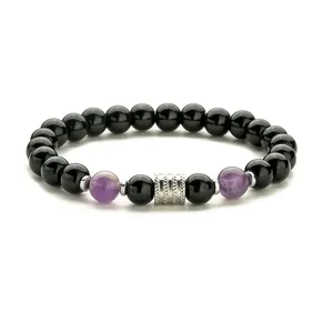 Pulsera de piedra natural para hombre con amatista y cuentas negras sobre fondo blanco