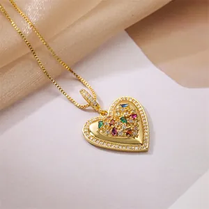 Collana con pendente a cuore dorato con zirconi colorati e pavé di cristalli su raso