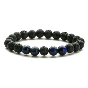 Bracelet d'énergie en pierre de lave noire 8mm et œil de tigre bleu sur fond blanc