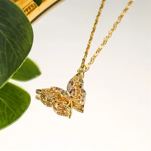 Collana con ciondolo a farfalla dorata con zirconi colorati e design cavo su specchio