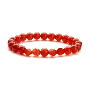 Elastisches Perlenarmband mit roten Karneolperlen und vier facettierten geometrischen Kristallen