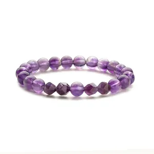 8mm lila Amethyst Perlenarmband mit facettierten Akzenten auf weißem Hintergrund