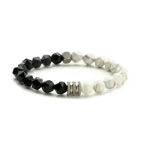 Pulsera de cuentas con facetas negras, mármol blanco y detalles en acero