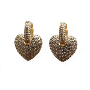 Boucles d'oreilles cœur en or élégantes avec zircons étincelants pour femmes