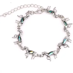 Silbernes Pferde-Charm-Armband mit schillernder Muscheleinlage und Karabinerverschluss