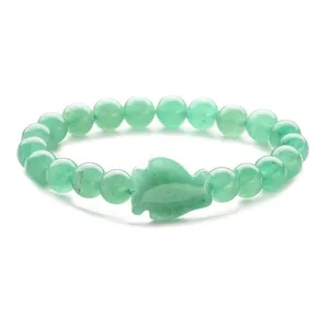 Bracciale di perline in avventurina verde con ciondolo a foglia su sfondo bianco