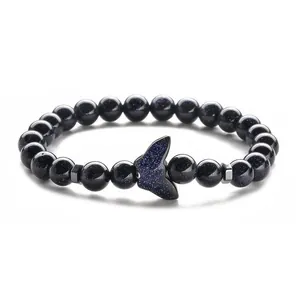 Blaues Goldstein-Perlenarmband mit silbernem Fischschwanz-Anhänger und Glitzereffekt