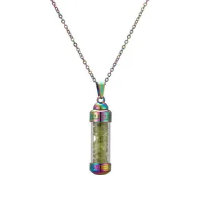 Collier flacon de parfum arc-en-ciel avec cristaux verts et motif clé grecque