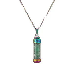 Collier en acier arc-en-ciel avec éclats de pierres vertes dans un pendentif flacon
