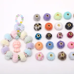 Vue détaillée de perles pompons en fausse fourrure avec œillets pour bijoux DIY