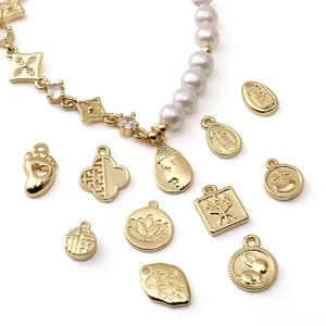 Dettaglio dei ciondoli a quadrifoglio placcati oro e collana di perle per fai da te
