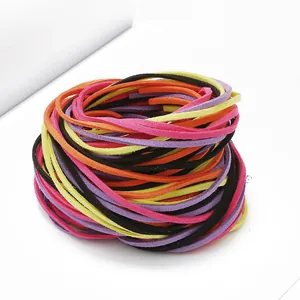 Makroaufnahme von 3mm bunten Velourslederschnüren für DIY-Schmuck und Traumfänger