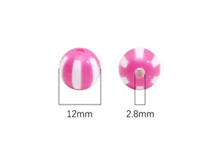 Detail van 12mm roze en wit gestreepte acrylkralen met een gat van 2,8mm voor DIY-sieraden