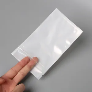 Sachet blanc semi-transparent en plastique mat avec fermeture éclair de stockage