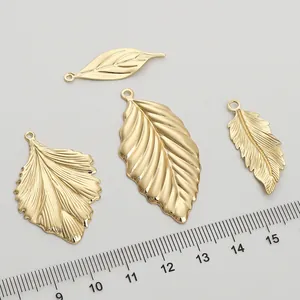 Colgantes de hoja en latón chapado en oro de 14K para joyería DIY y accesorios de pelo