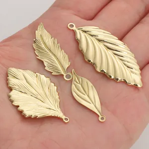 Cuatro colgantes de hoja texturizados chapados en oro 14K para joyería artesanal
