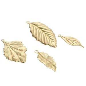 Set de cuatro colgantes de hojas con textura bañados en oro 14K para joyería DIY