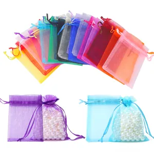 Detalle de bolsas de organza de colores con cordón ajustable y malla fina transparente