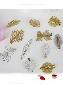Vue détaillée des barrettes vintage papillon et florales en laiton ajouré doré et argenté