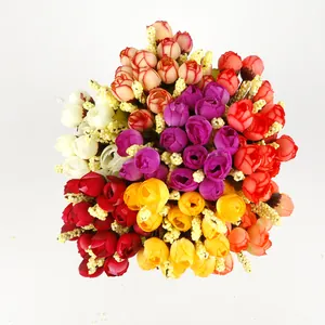 Nahaufnahme bunter Seidenrosenknospen für DIY-Haarschmuck und Blumendekorationen