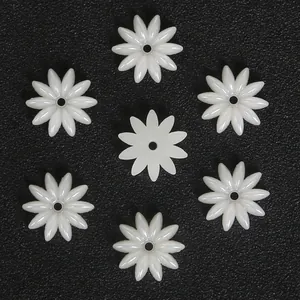 Set de siete cuentas de flores de resina crema con agujeros centrales para hacer joyas