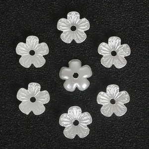 Cuentas de perlas blancas con forma de flor y pétalos grabados para creación de joyería