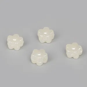 Cuentas de flores de resina ABS blanco perlado con agujeros para creación de joyas