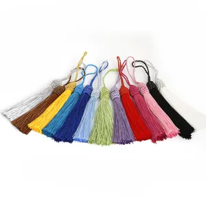 Colgantes de borlas de poliéster hechos a mano en trece colores para marcadores de bricolaje