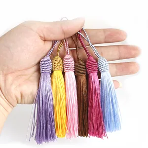 Borlas de seda hechas a mano en seis colores para marcapáginas y joyería artesanal