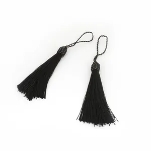 Paire de glands noirs en polyester avec fil doré pour projets de bricolage et déco