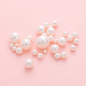 Vue détaillée de perles d'imitation blanc crème demi-percées pour la création de bijoux
