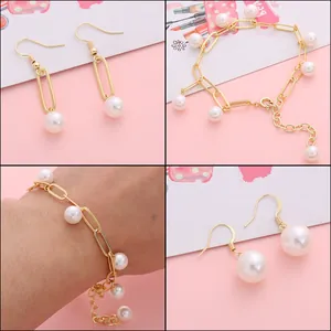 Parure de bijoux avec chaîne trombone, perles rondes blanches et boucles d'oreilles